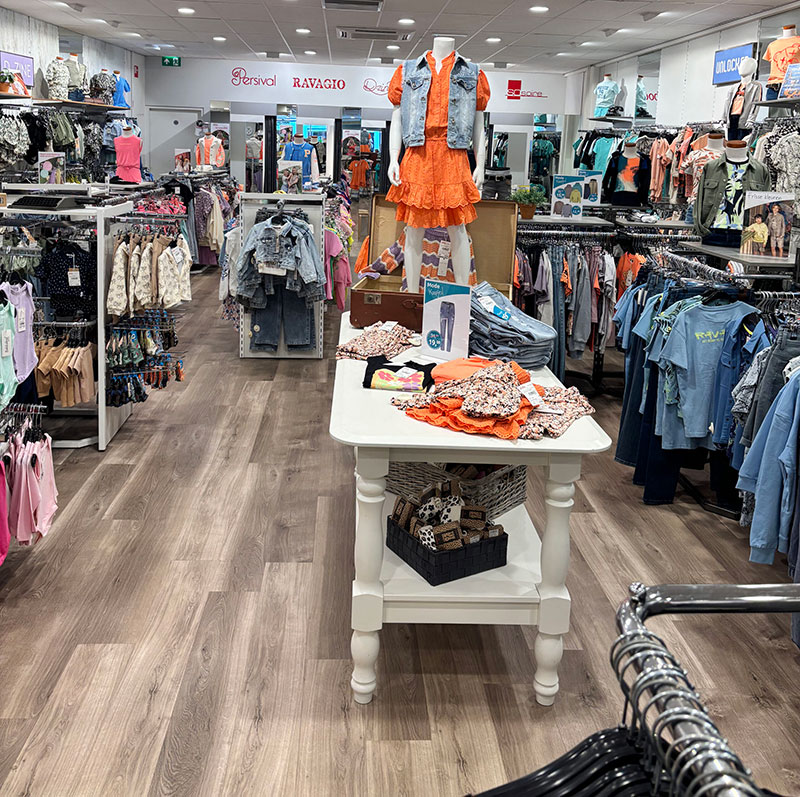 kledingwinkel Jola Mode Kaatsheuvel interieur overzichtelijk en warm scaled 2